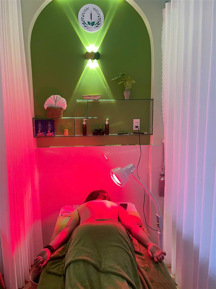 Treatment bed with infrared lamp