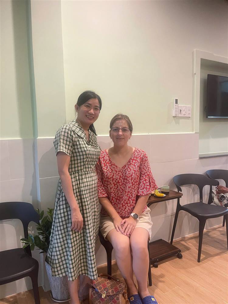 Kim, owner of Kim Mộc Spa, with a guest