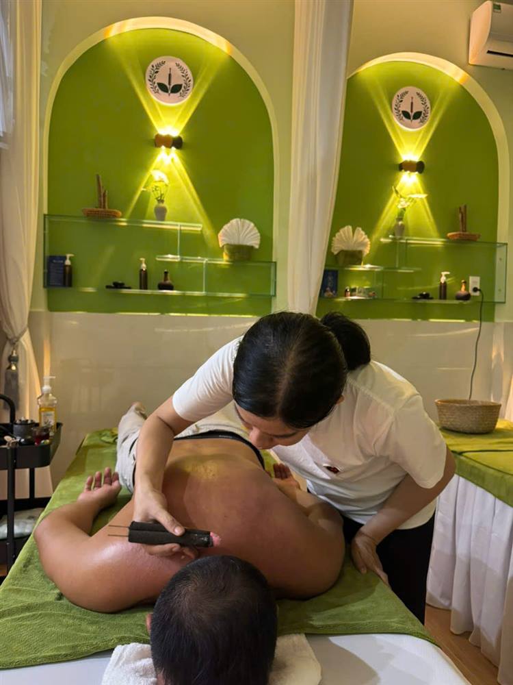 Moxibustion on a guest's back at Kim Mộc Spa